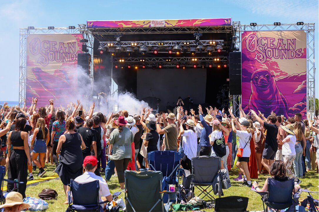 Crowd in front in stage with smoke machine